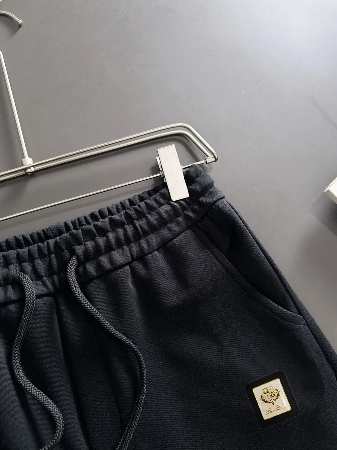 , LP (top version, differentiated currency) autumn and winter show style Slim-fitting simple letter Logo sweatpants Thickened casual elastic pants compatible with all body types Black and White drawstring design on the waist elastic band Customized drawstring pockets with diagonal pocket design on both sides There is also a small pocket on the back (complete with three standards) Color: Black Paris Gray Light Gray Dark Gray Size 29-36